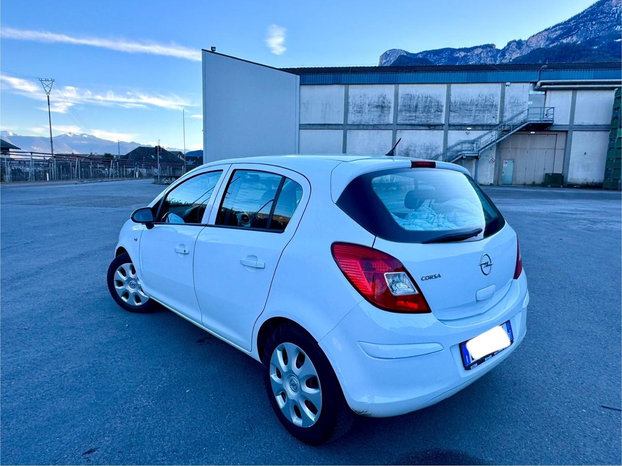 Opel Corsa 1.4 16V 5 porte Cosmo