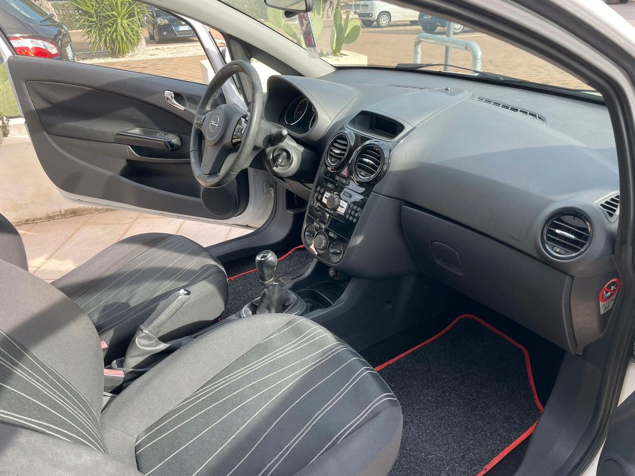 Opel Corsa 1.2 3 porte b-color