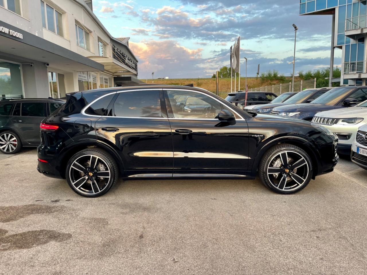 Porsche Cayenne 3.0 V6 E-Hybrid look turbo