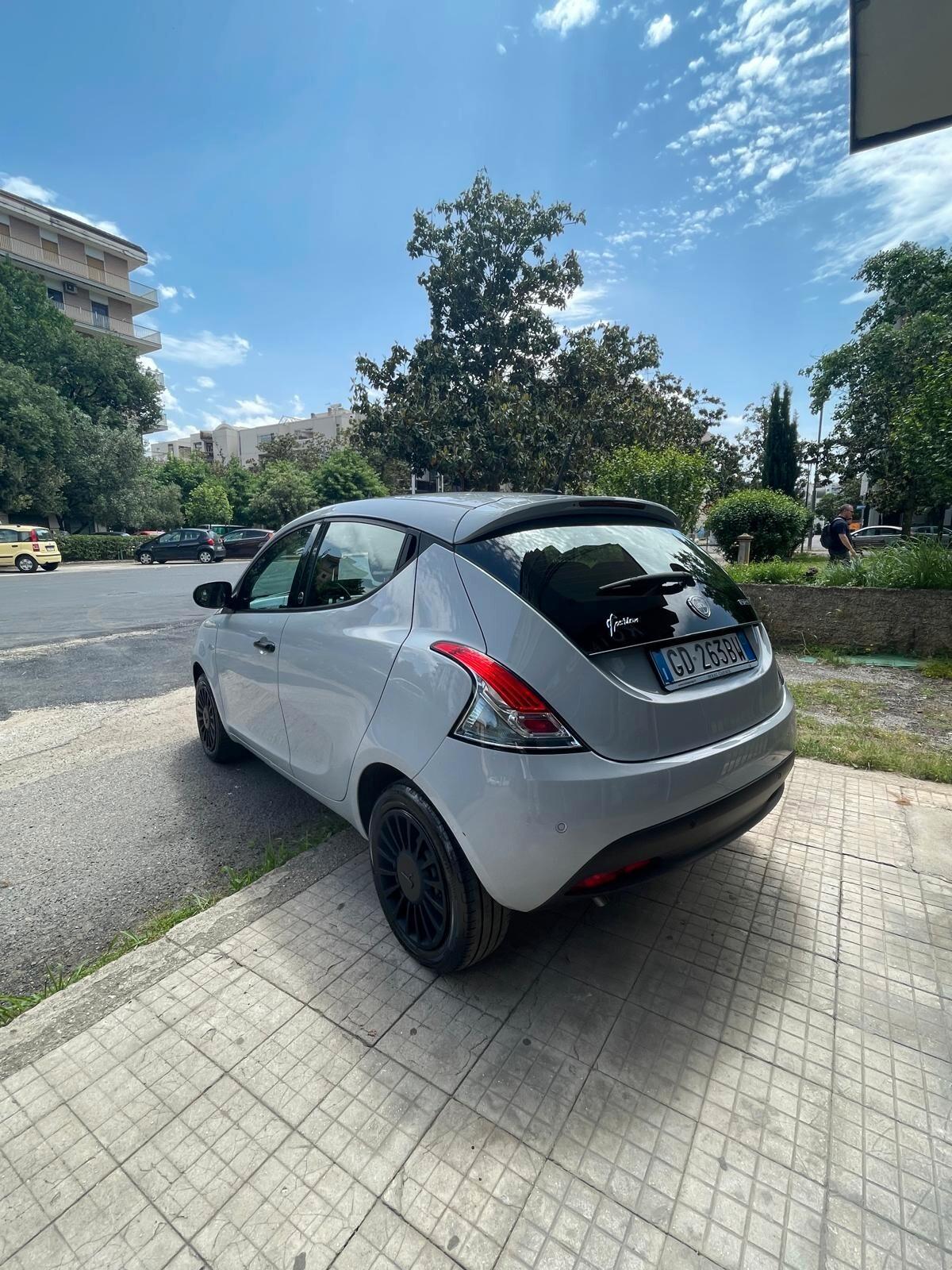 Lancia Ypsilon 1.0 FireFly 5 porte S&S Hybrid Ecochic Silver