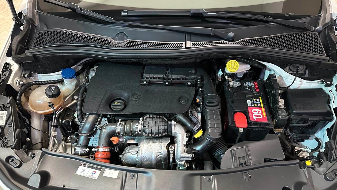 Peugeot 2008 BlueHDi 100 Allure Colore bianco perla