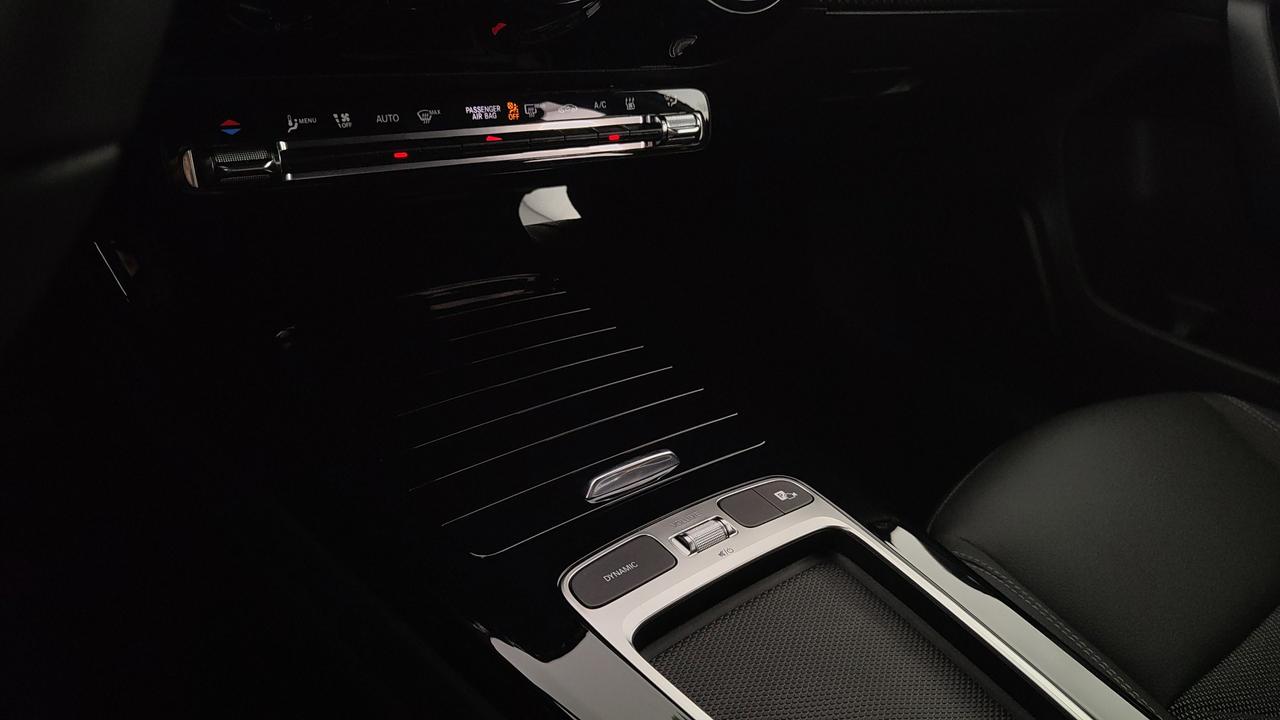 Mercedes-Benz A 250 e con tecnologia ibrida EQ