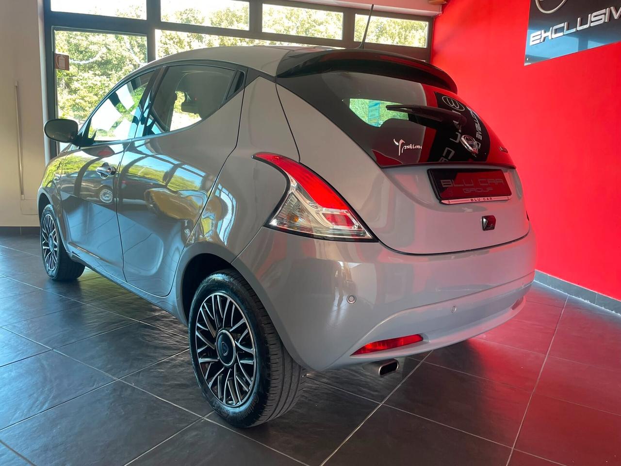 LANCIA YPSILON 1.0HYBRID ALBERTA FERRETTI 70cv
