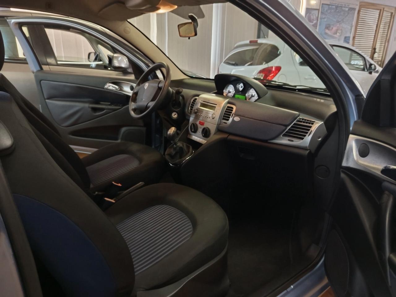 Lancia Ypsilon 1.2 Argento 121 Mila chilometri ok neopatentati