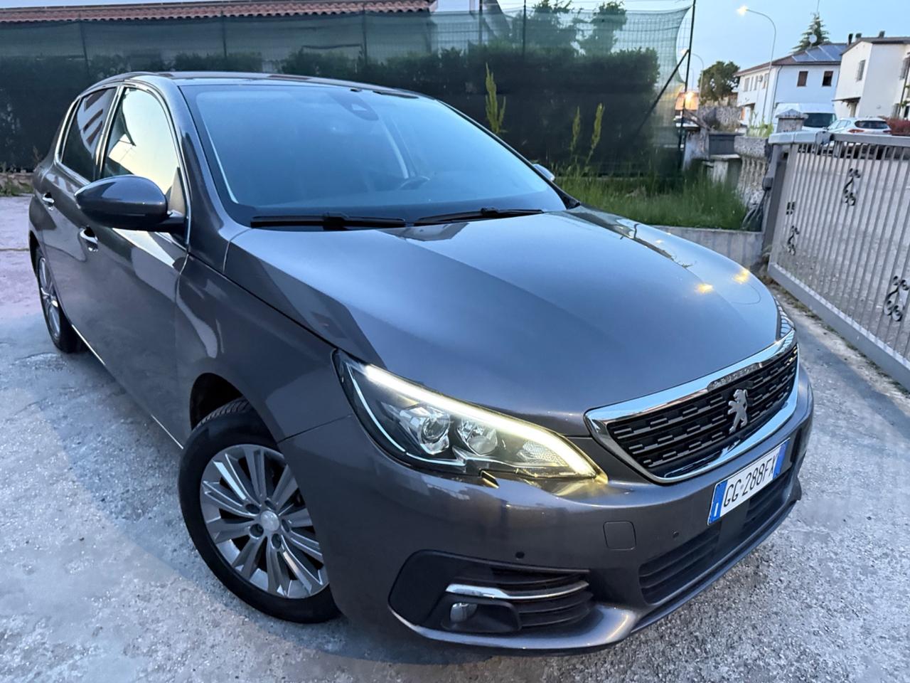 Peugeot 308 1.2 Turbo Benzina POCHI KM 2021 NEOPAT