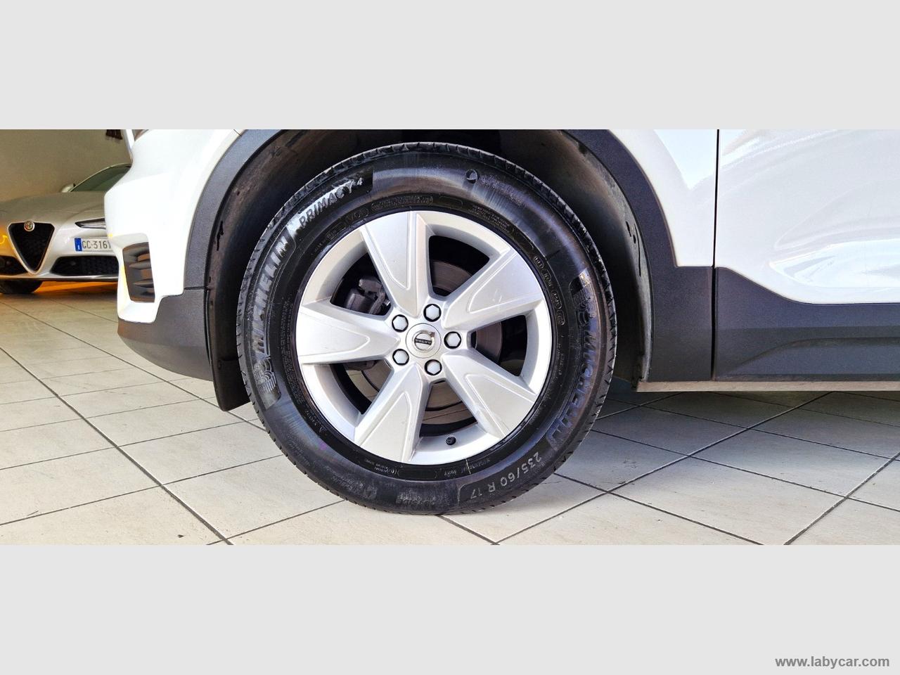 VOLVO XC40 T2 Geartronic Momentum Core CERT*UNIPRO