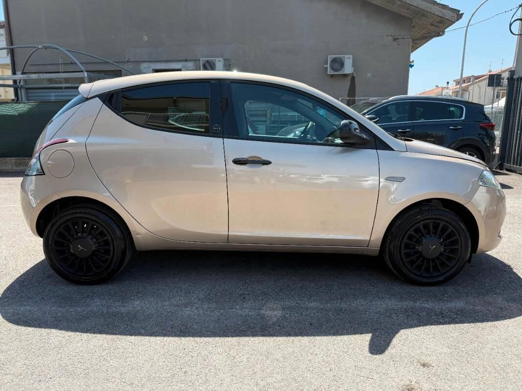 Lancia Ypsilon 1.0 firefly hybrid Gold s&s 70cv