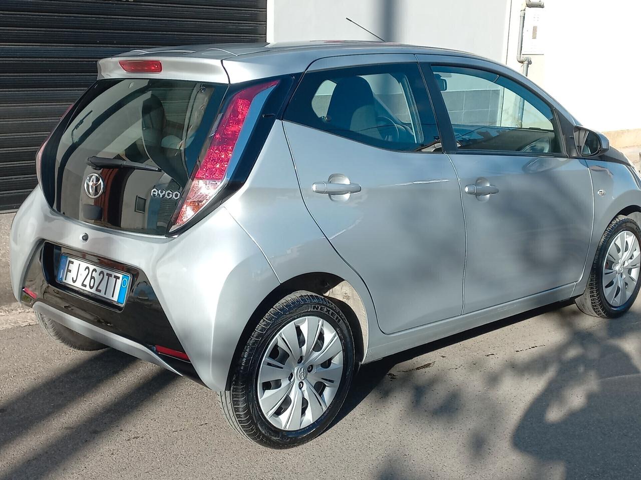 Toyota Aygo 1.0 VVT-i 69 CV 5 porte x-black TSS