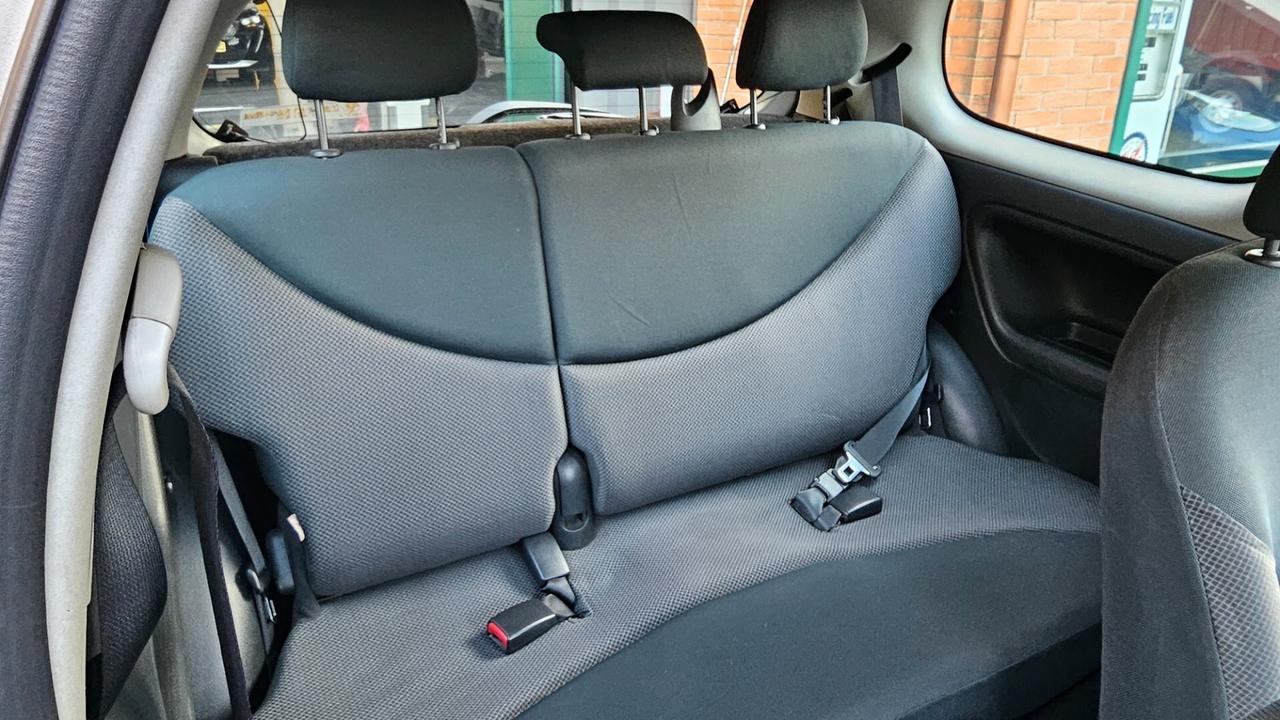 Toyota Yaris 1.0i 16V Targa GM849ZJ