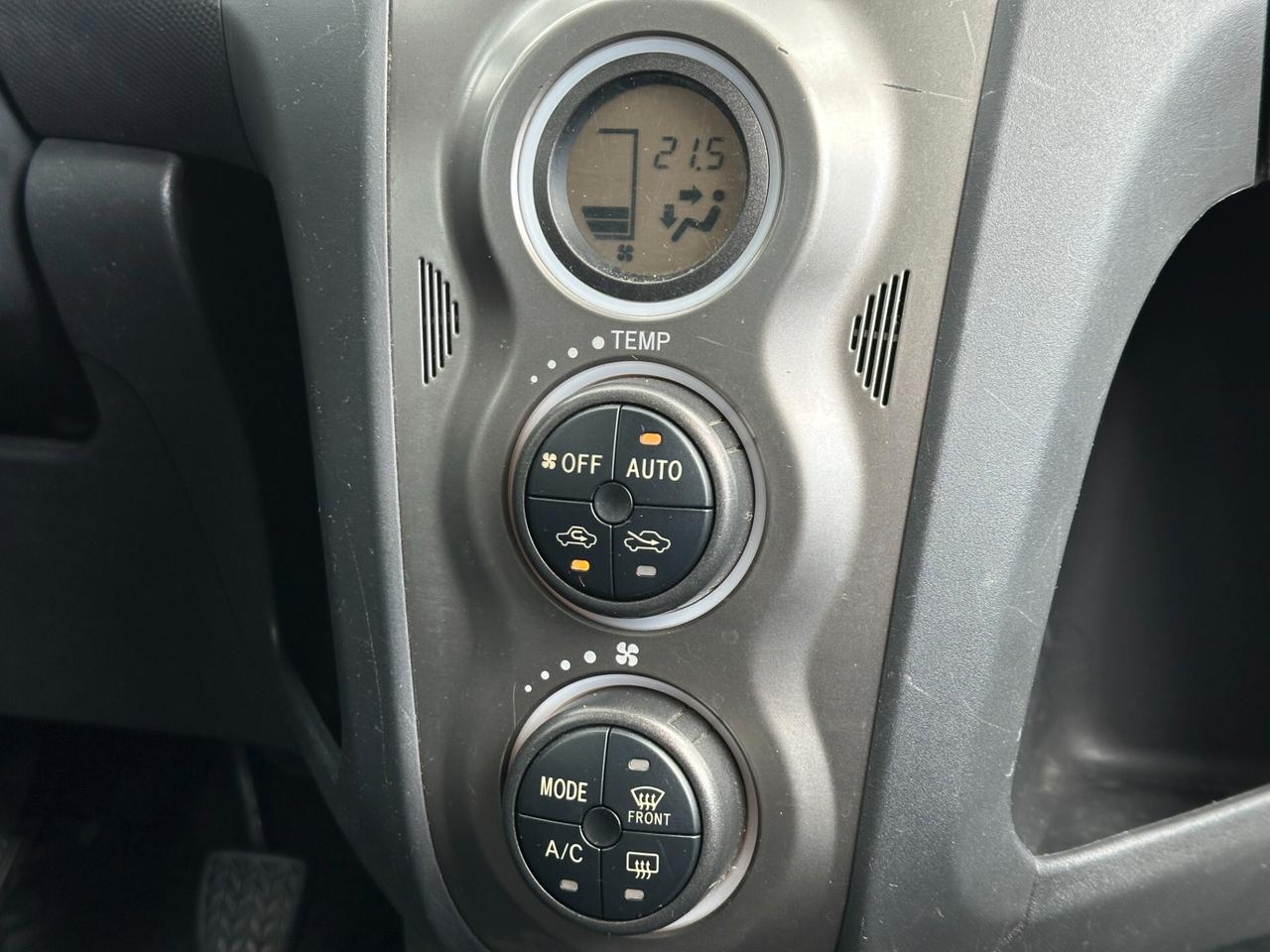 TOYOTA Yaris 1.0 5 porte Sol