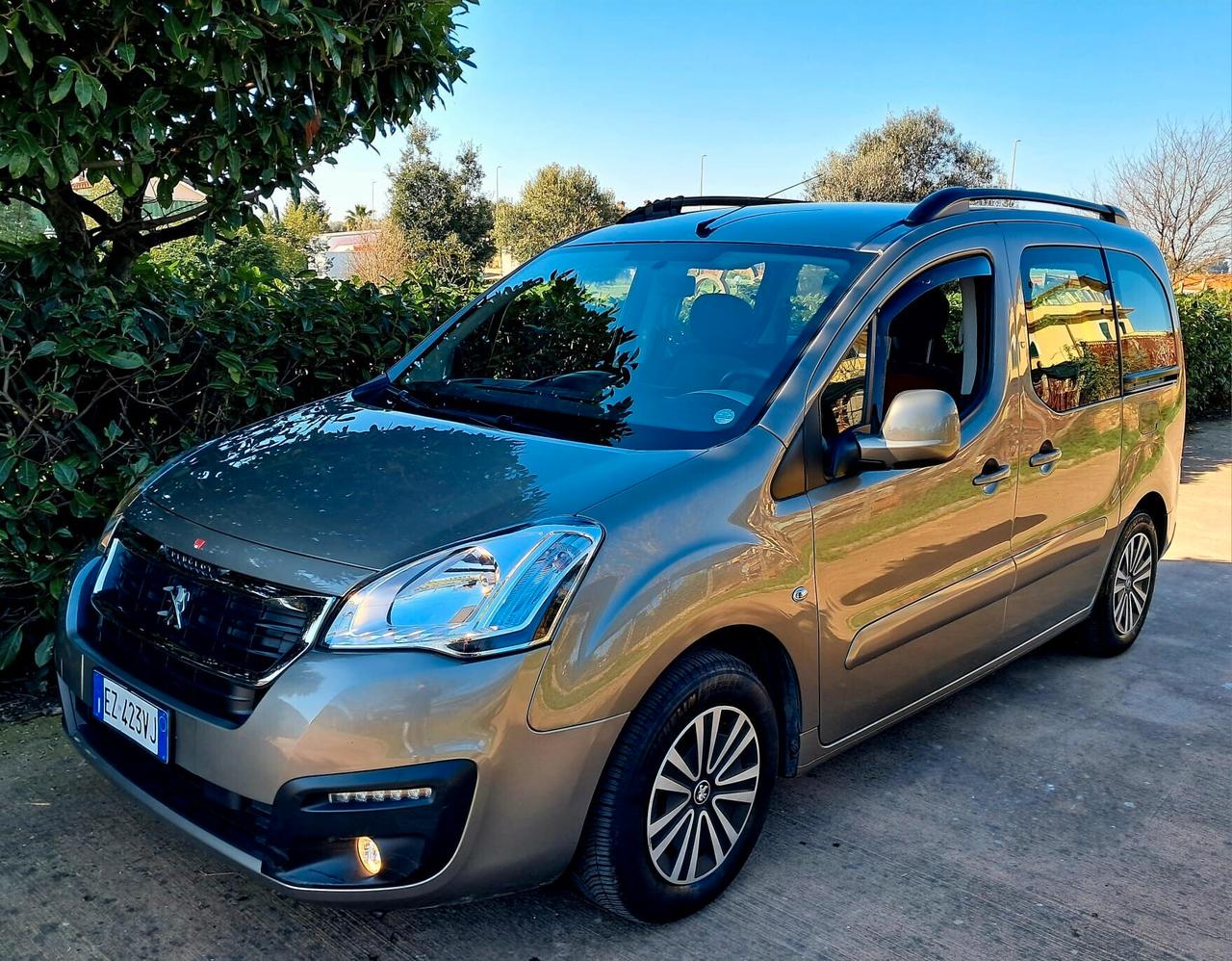 PEUGEOT PARTNER EURO6 TRASPORTO DISABILI PIANALE RIBASSATO