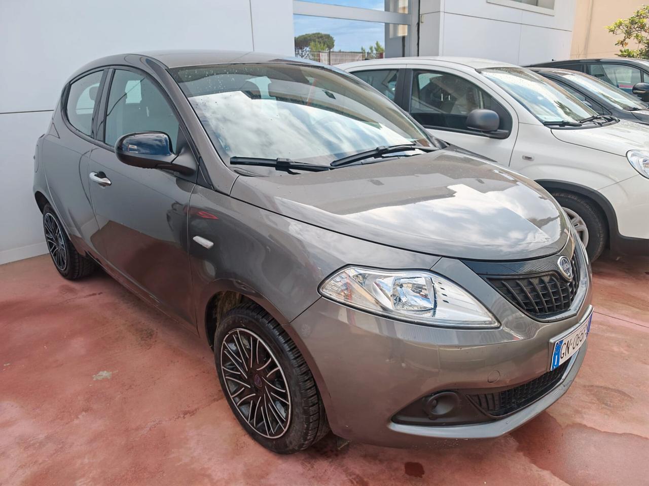 Lancia Ypsilon 1.0 FireFly 5 porte S&S Hybrid Silver