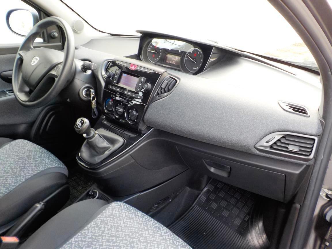 Lancia Ypsilon 1.0 FireFly 5 porte S&S Hybrid Ecochic Silver