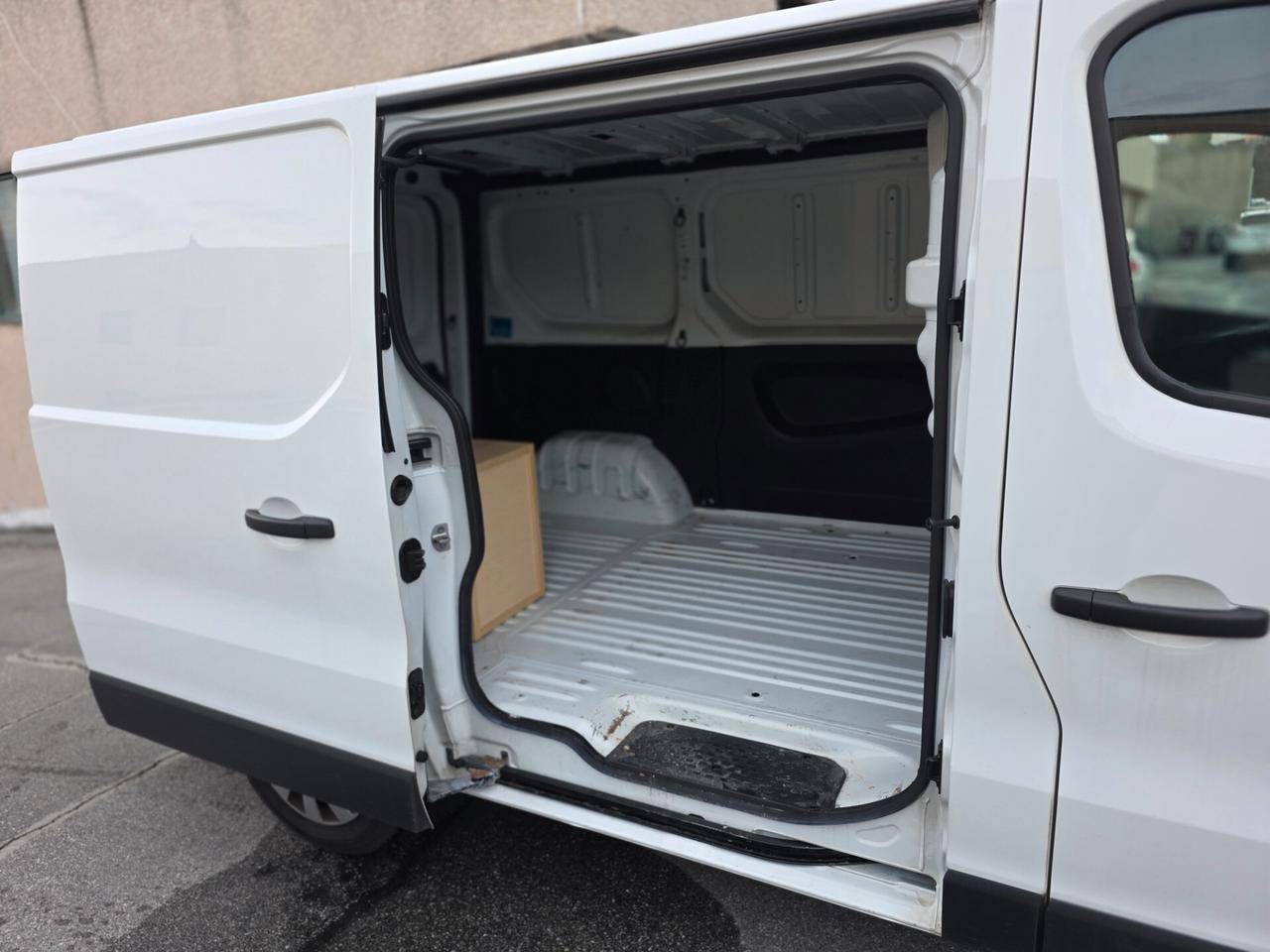 Nissan NV300 27 2.0 dCi 120CV PC-TN Van