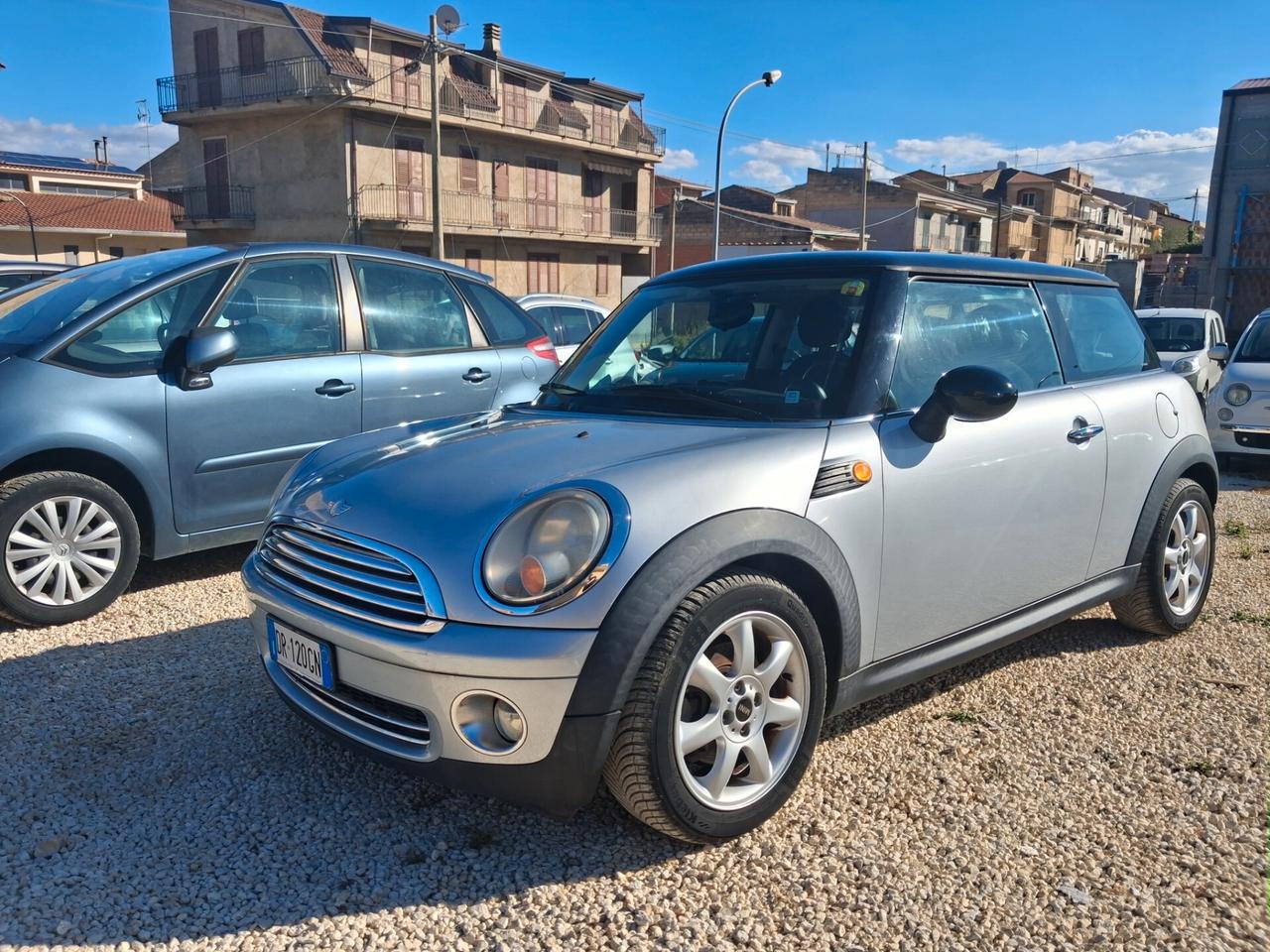 Mini Cooper 1.6 benzina tenuta benissimo