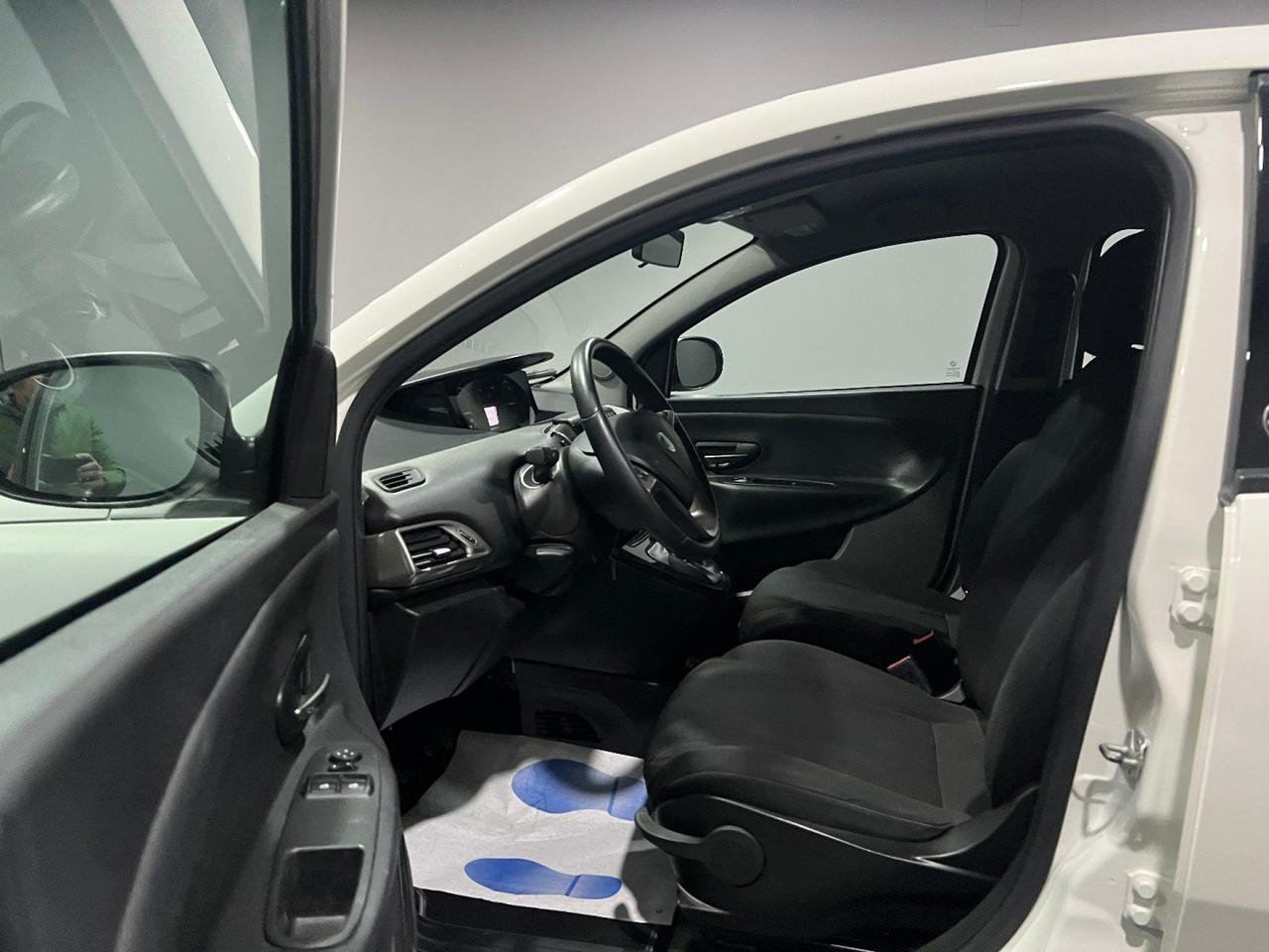 Lancia Ypsilon 1.0 FireFly 5 porte S&S Hybrid Ecochic Gold
