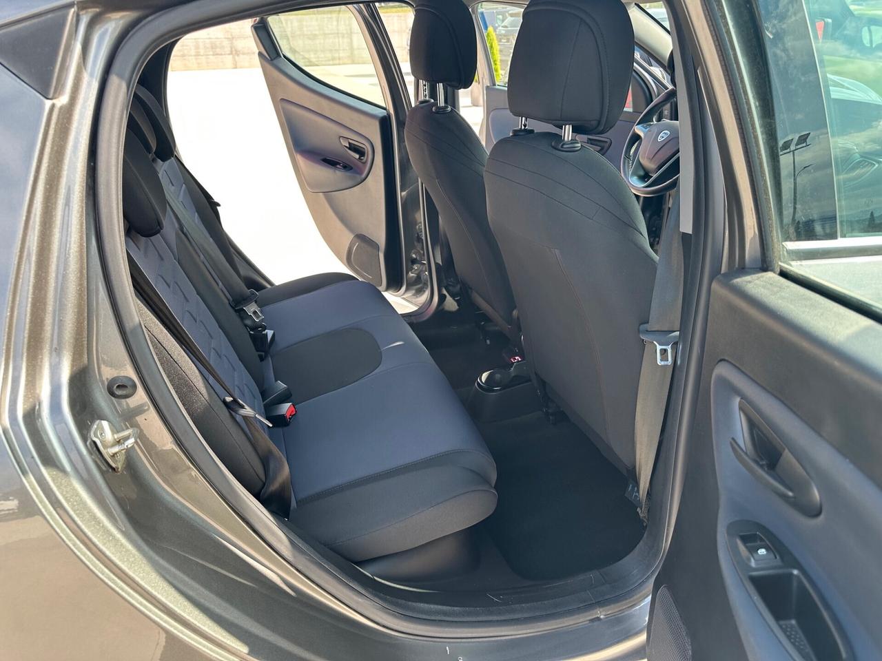Lancia Ypsilon 1.0 Hybrid Platino full optional
