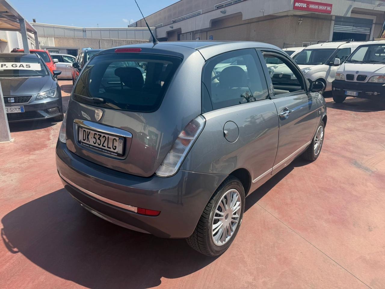 Lancia Ypsilon 1.3 MJT 75 CV Oro Bianco