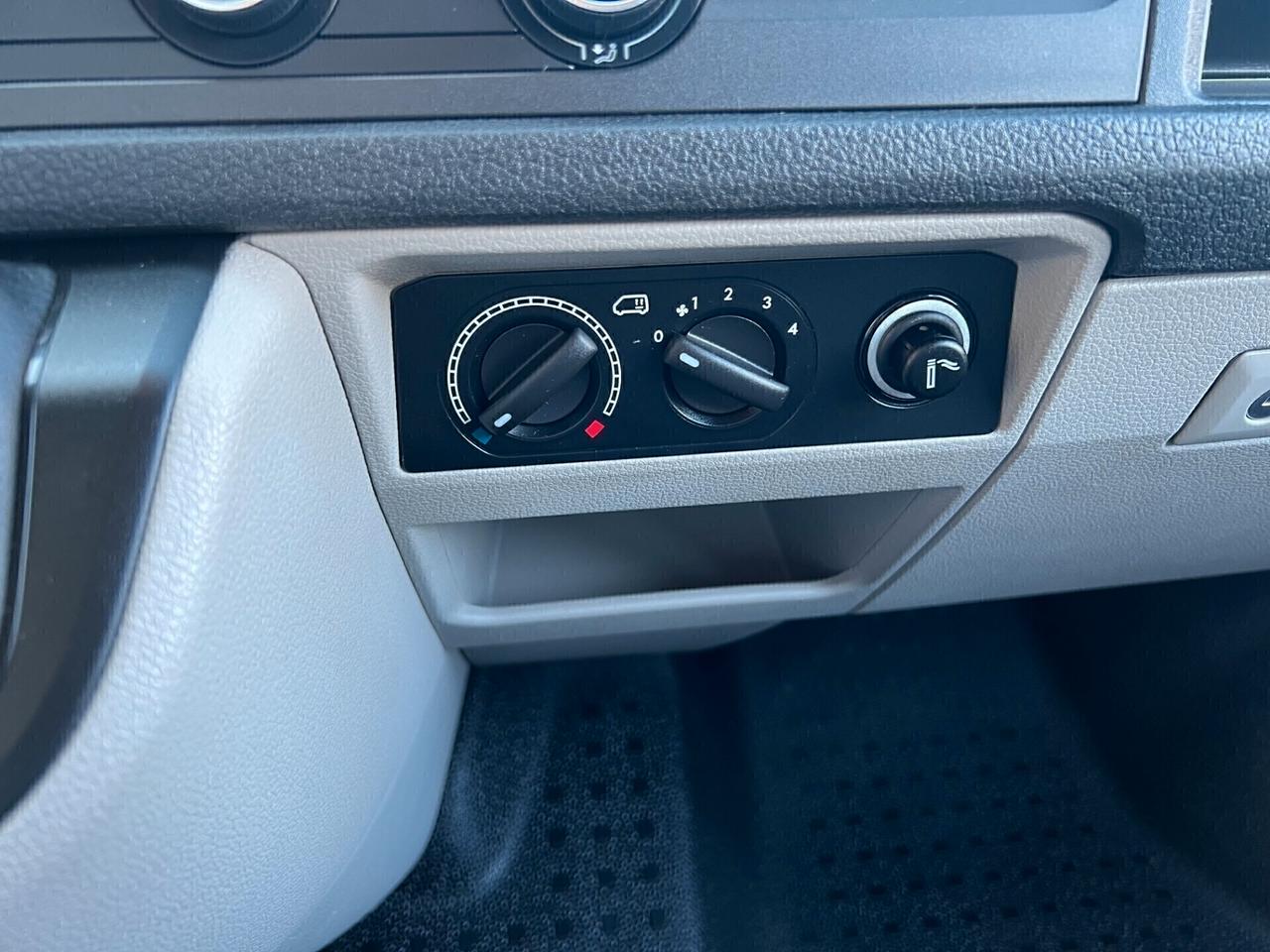 Volkswagen Transporter 2.0 TDI 102CV PC Kombi 9 posti