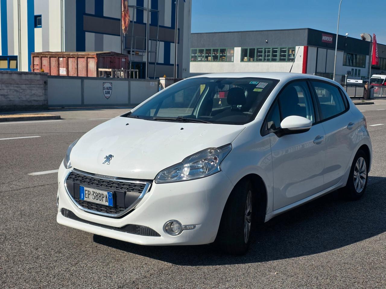 Peugeot 208 1.4 HDi 68 cv 23km con 1 litro