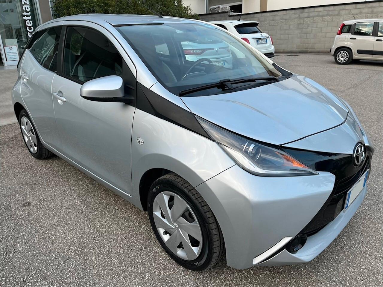 Toyota Aygo 5pt 1.0 Benz. 70cv x-pure CAMERA/TEL/CLIMA PERF.