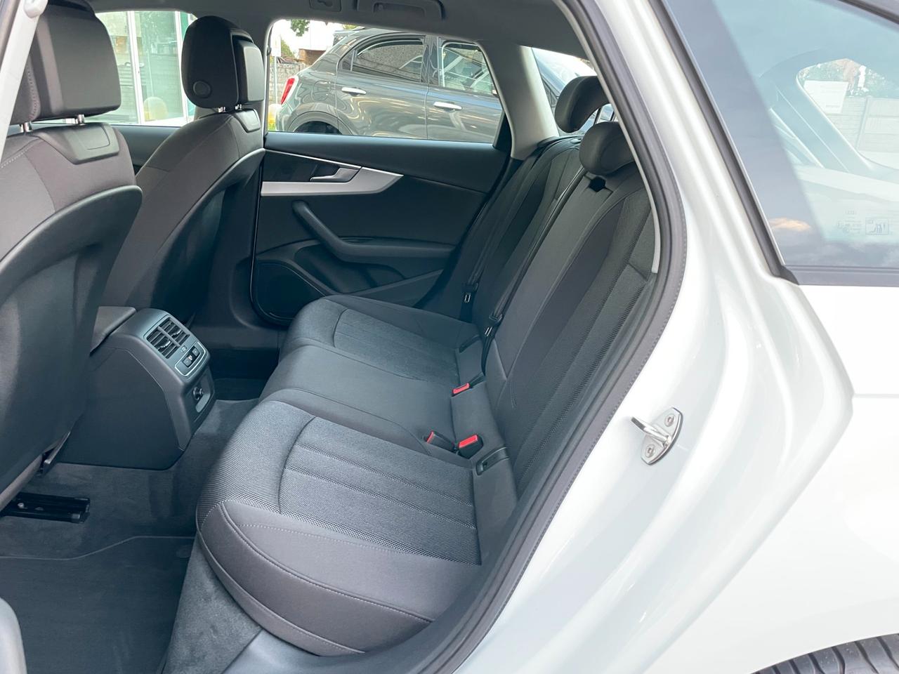 Audi A4 Avant 2.0TDI QUATTRO! AUTOMATICA! FARI LED