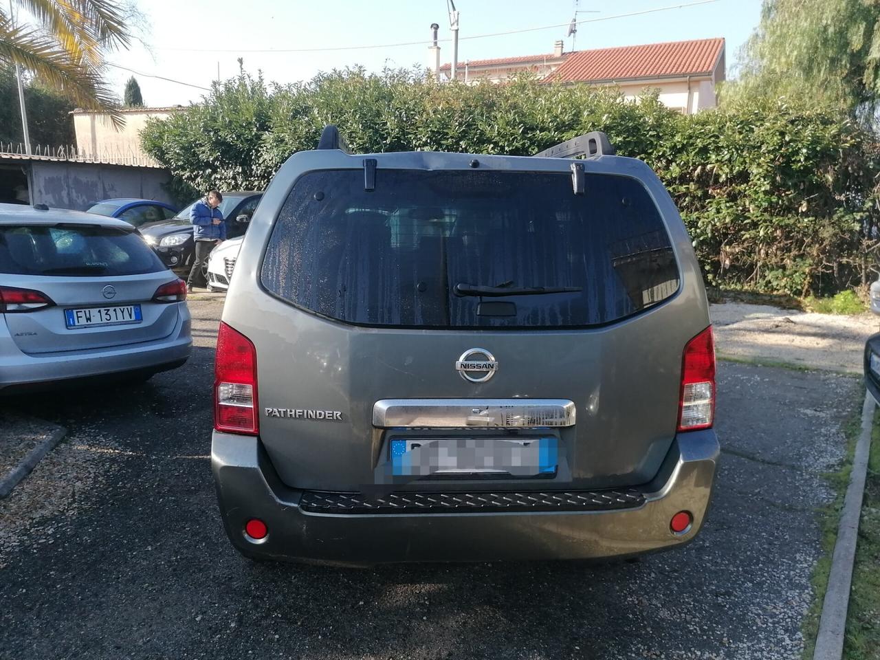 Nissan Pathfinder 2.5 dCi SE