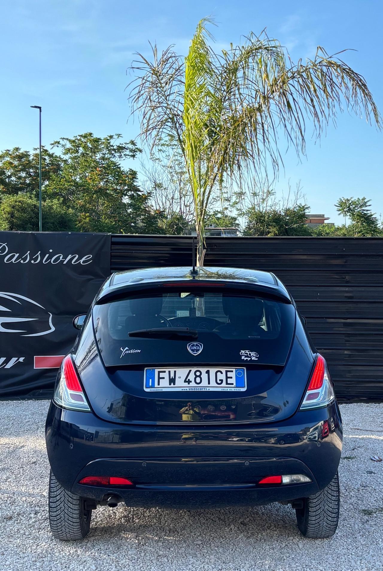 Lancia Ypsilon 0.9 TwinAir 5 porte Metano Ecochic Black and Noir