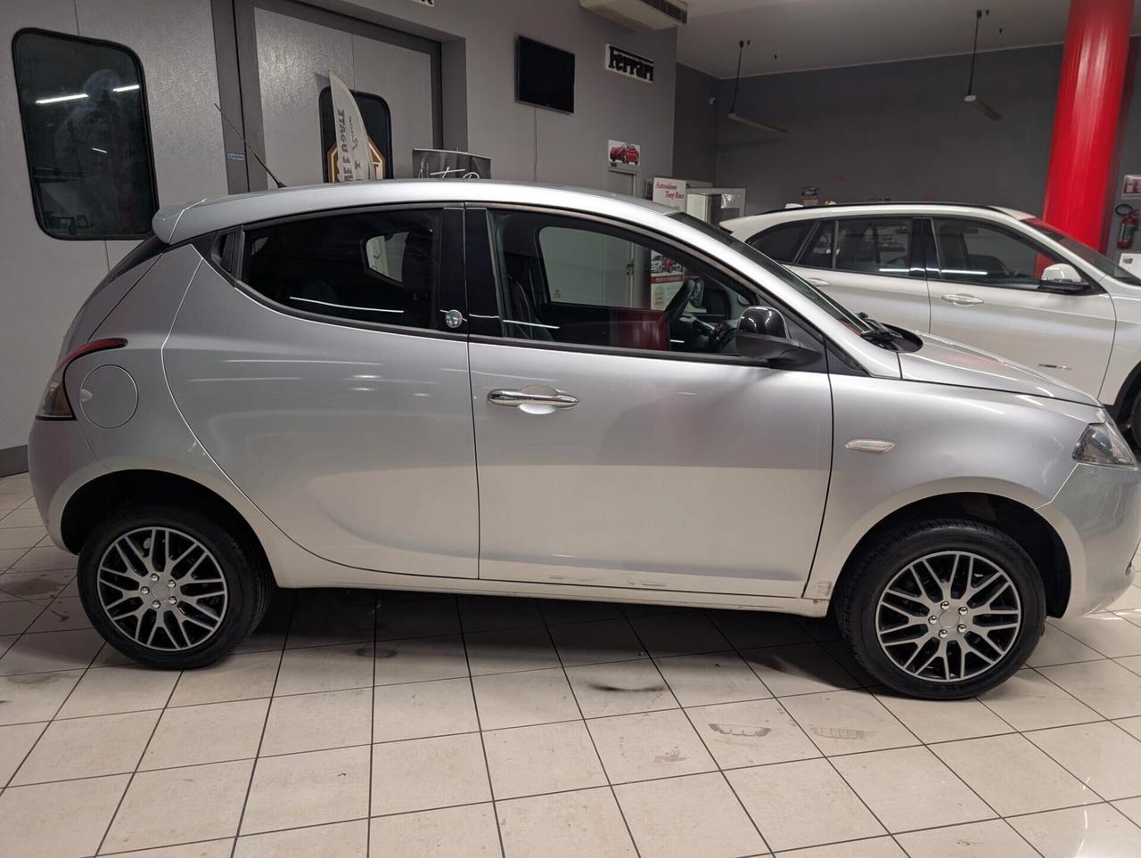 Lancia Ypsilon 0.9 TwinAir 85 CV 5 porte Metano Ecochic Silver