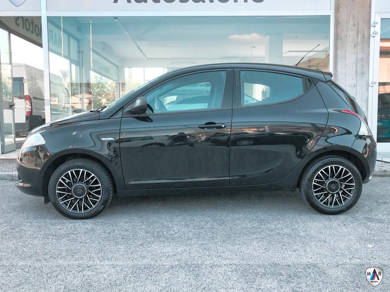 Lancia Ypsilon 1.2 69 CV 5 porte S Momodesign