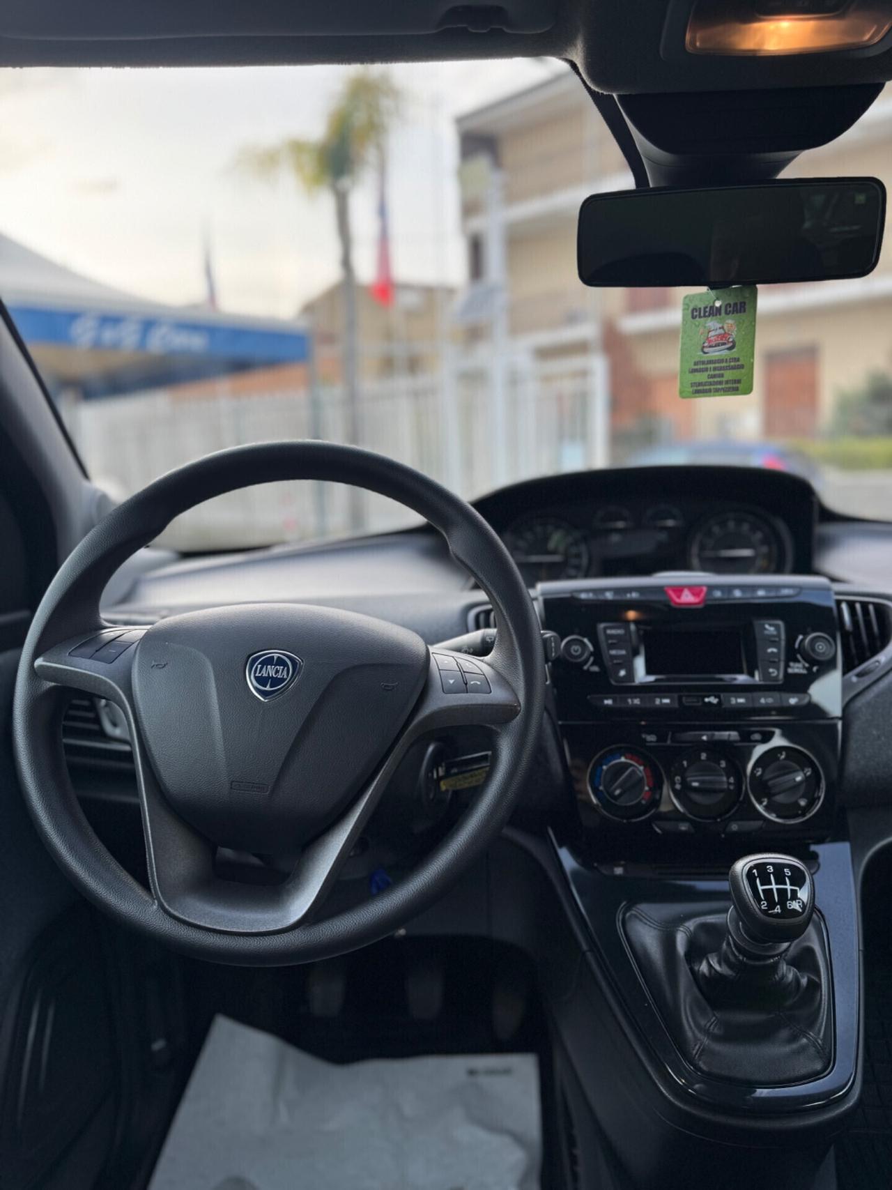 Lancia Ypsilon 1.0 FireFly 5 porte S&S Hybrid Silver