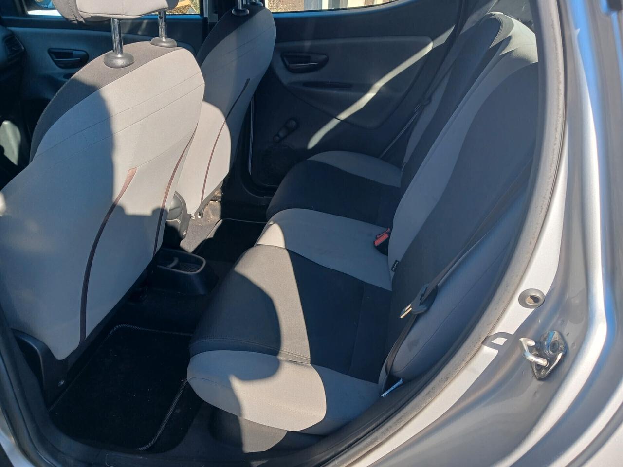 Lancia Ypsilon 0.9 TwinAir 85 CV 5 porte Metano Ecochic Silver