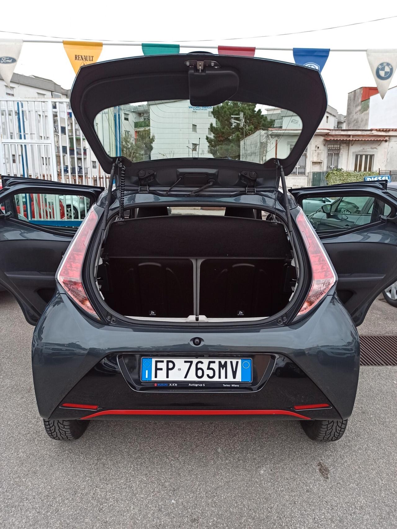 Toyota Aygo 1.0 VVT-i 69 CV 5 porte x-Black TSS MMT