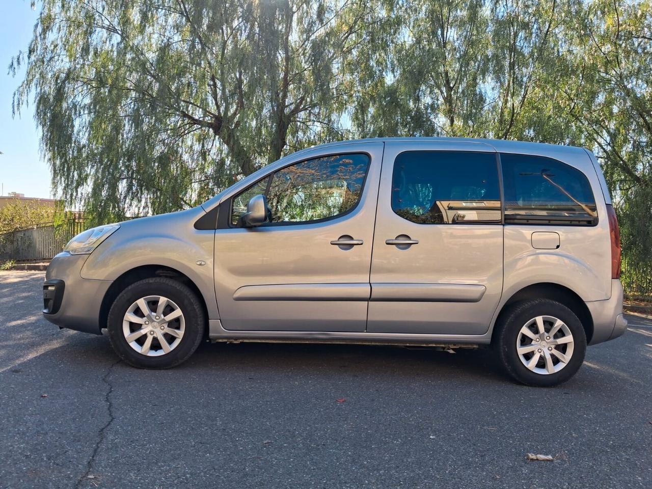 Peugeot Partner Pianale ribassato con rampa disabili in carrozzina