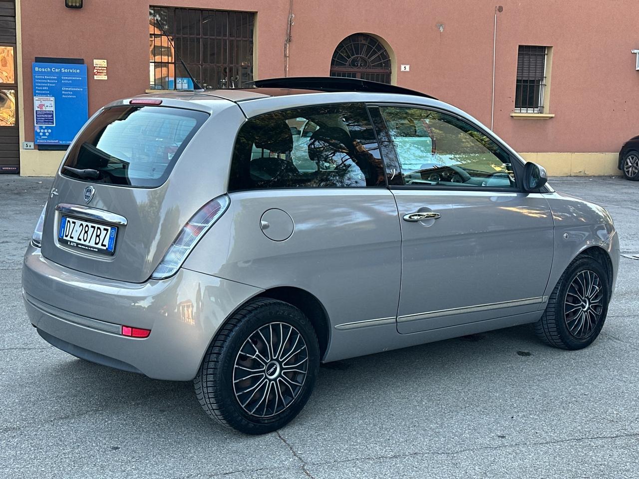 Lancia Ypsilon 1.3 MJT 75 CV Versus