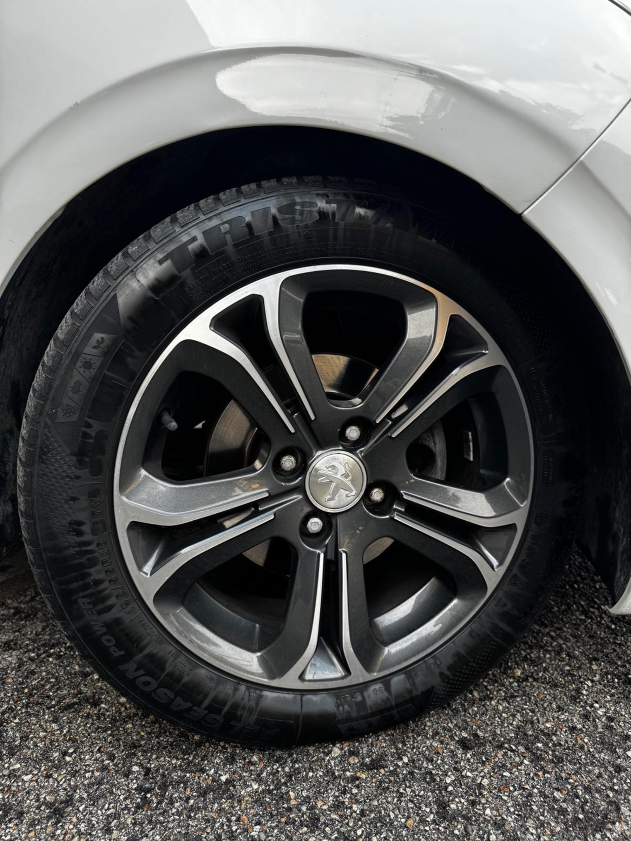 Peugeot 208 1.4 HDi 68 CV 5 porte Neopatentati