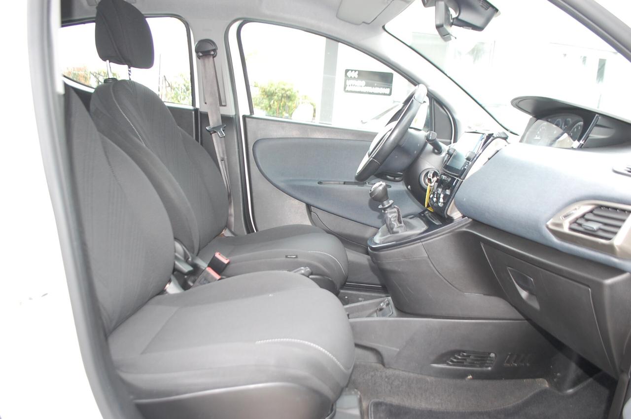 Lancia Ypsilon 1.0 firefly hybrid Gold Plus S&S Uff Italy USB