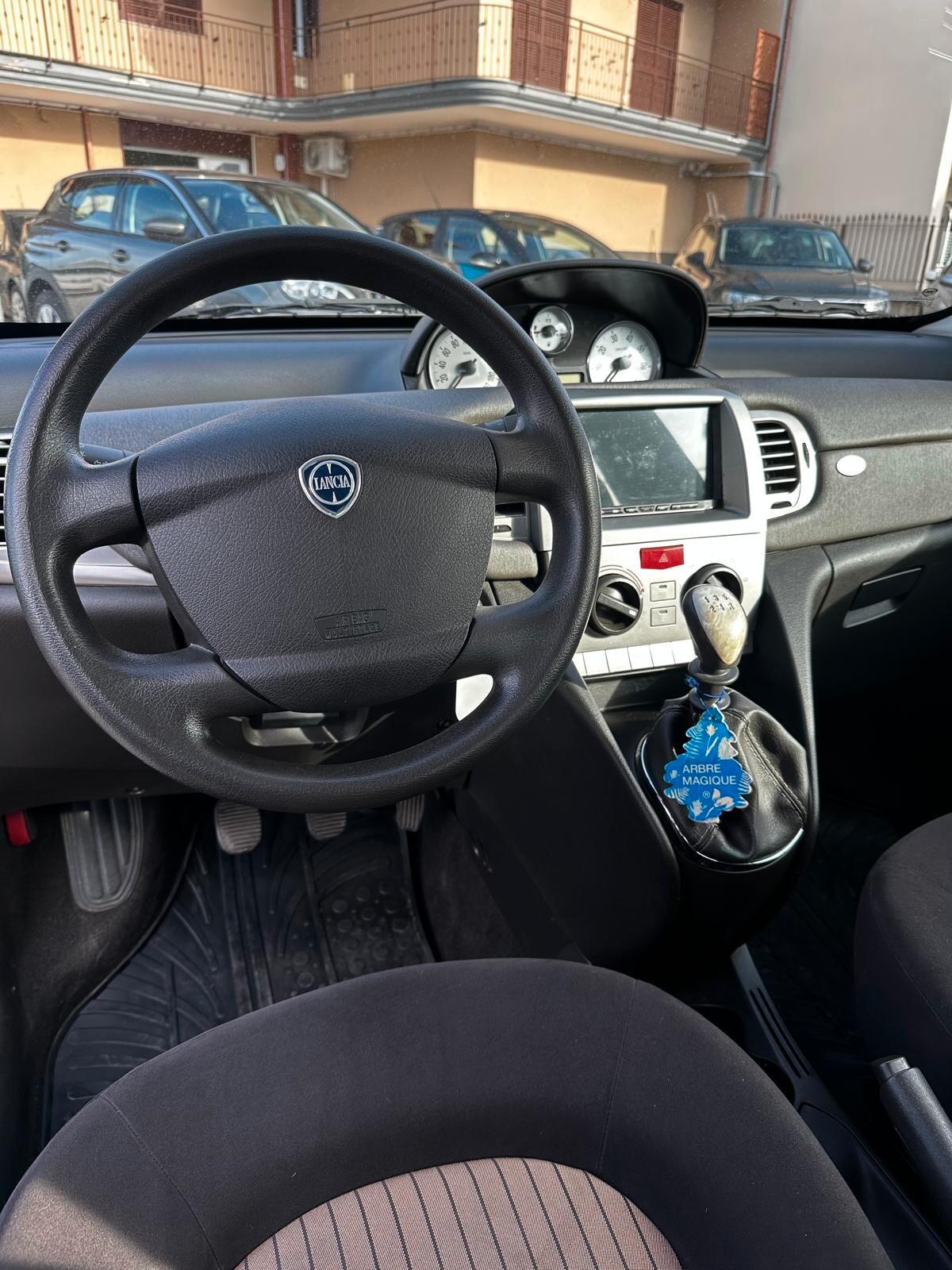 Lancia Ypsilon 1.2 Platino