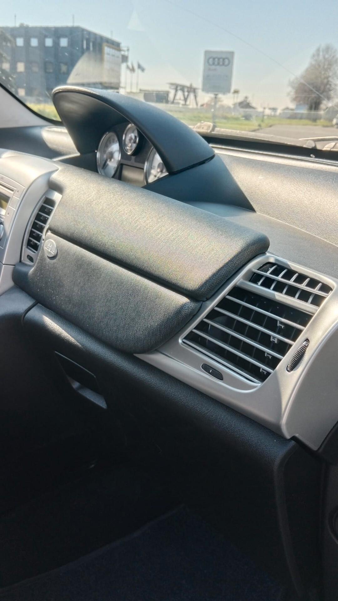 Lancia Ypsilon 1.4 16V bicolore argento e nera