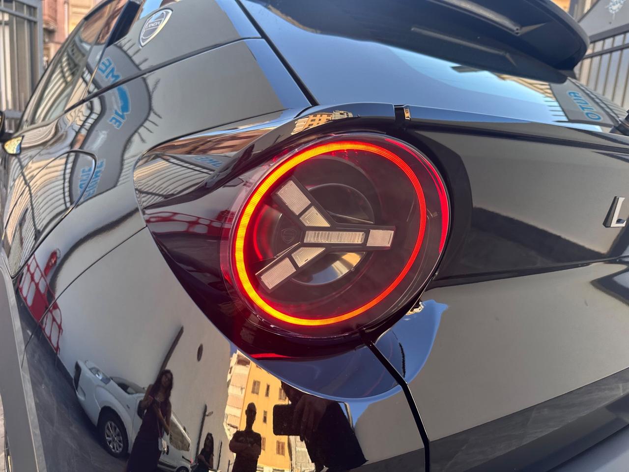 Lancia Ypsilon Hybrid e-DCT Edizione Cassina