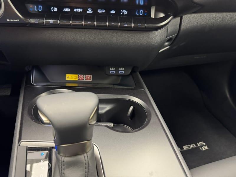 LEXUS UX HYBRID 4WD DESIGN