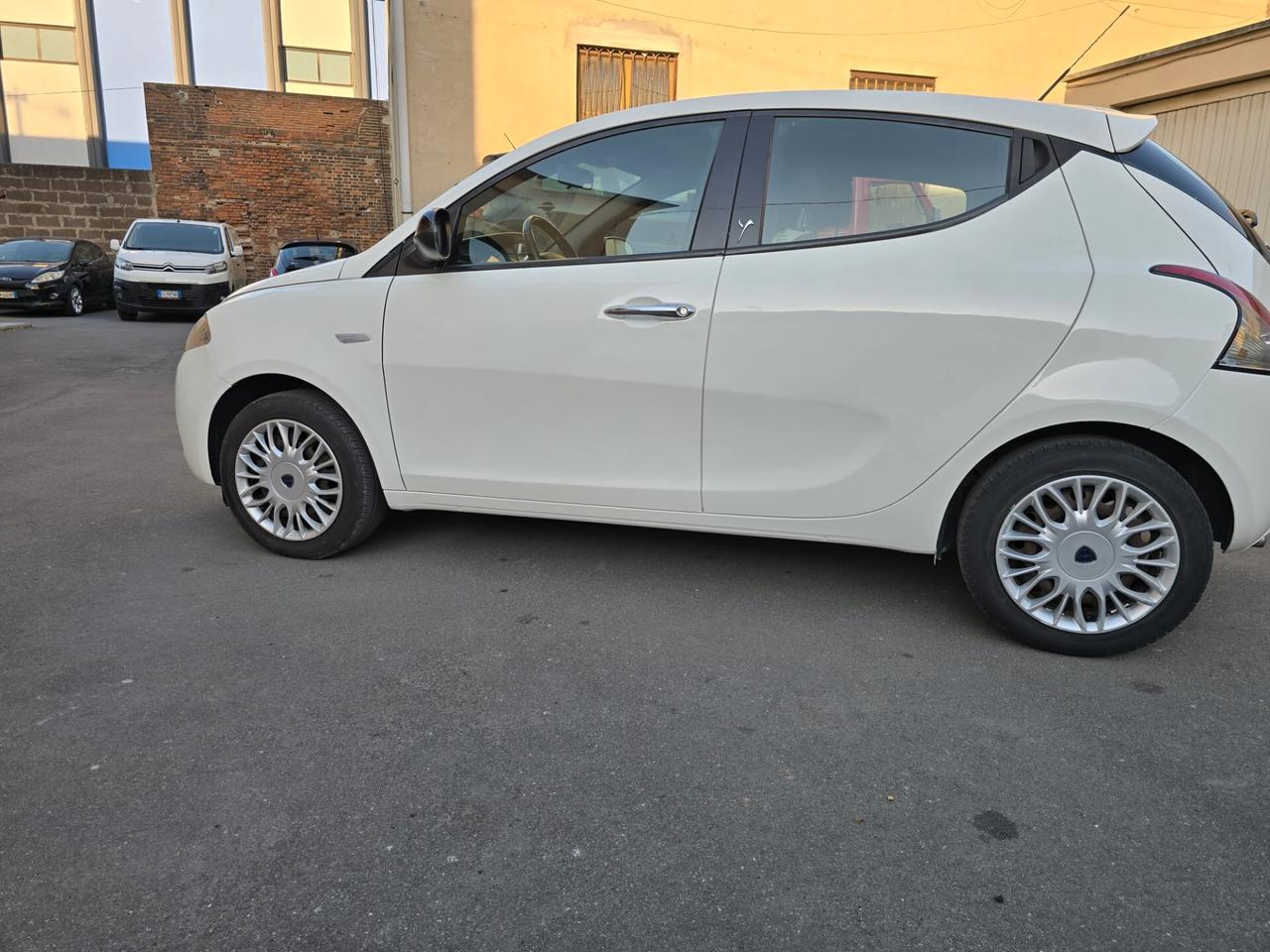 Lancia Ypsilon 1.2 69 CV 5 porte Platinum perfetta possibilita 12 mesi garanzia