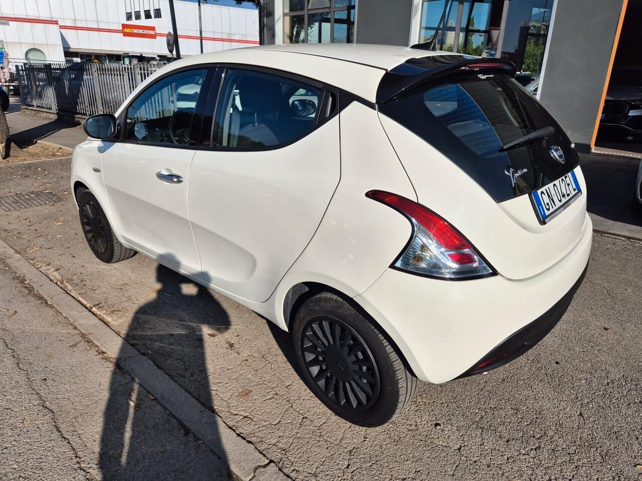 Lancia Ypsilon 1.0 FireFly 5 porte S&S Hybrid Silver