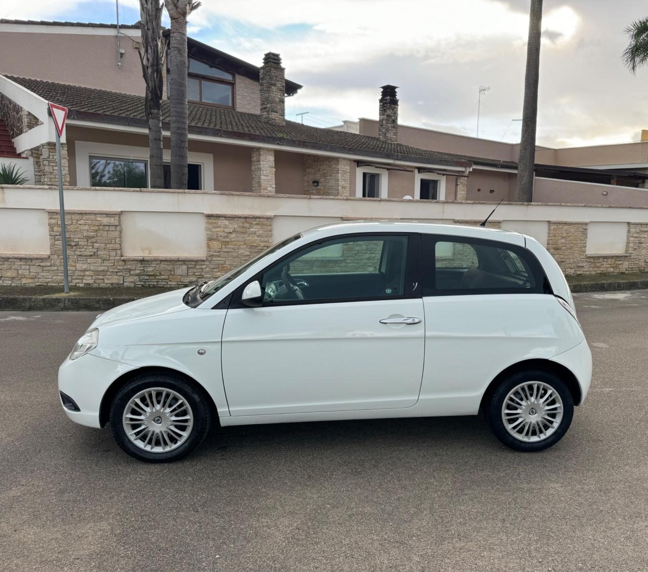 LANCIA Y 1.3 DIESEL DIVA 2010