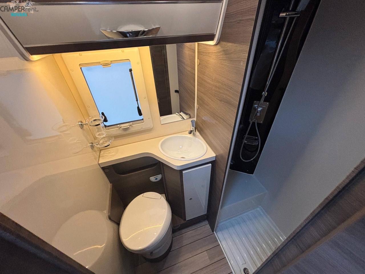 MCLOUIS MC4 860G - Semintegrale con letto matrimoniale in coda e letto basculante