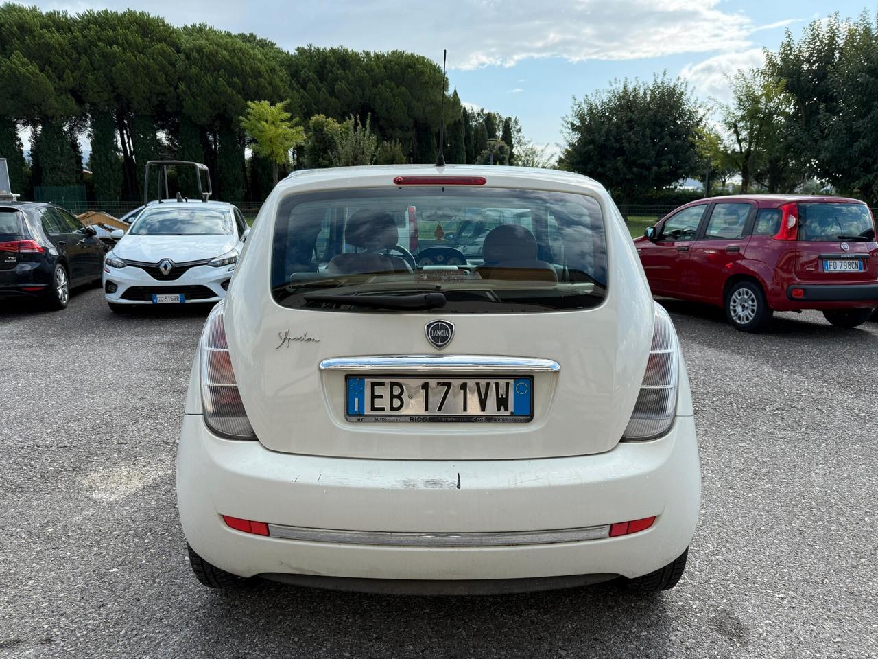 Lancia Ypsilon 1.3 MJT 75 CV Versus