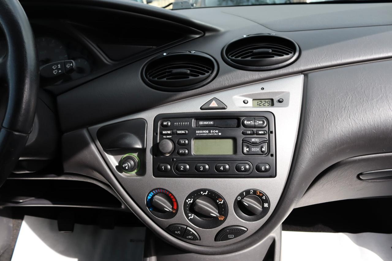 Ford Focus 1.6i 16V cat 5p. Ghia