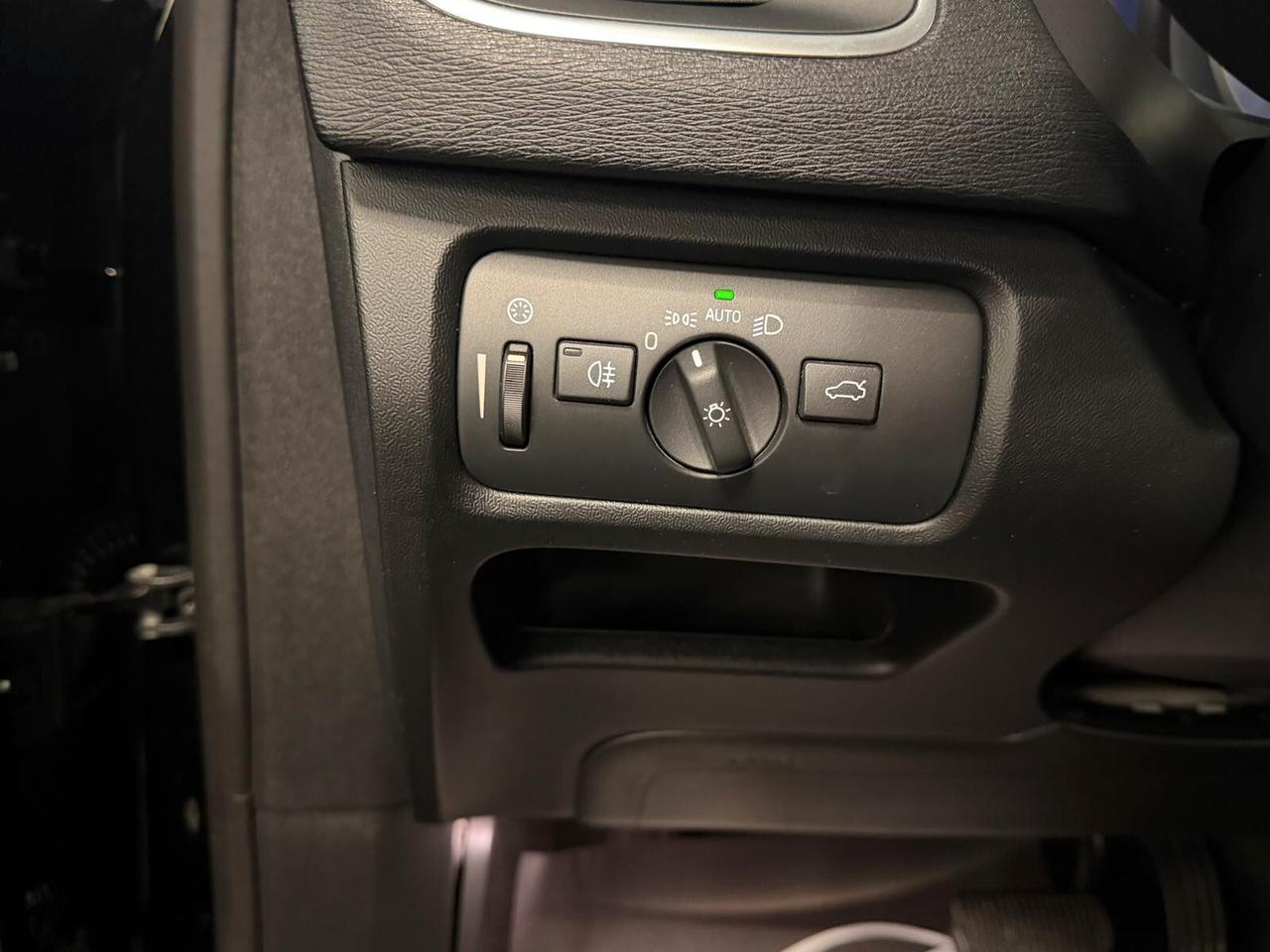 VOLVO V40 2.0 D2 GEARTRONIC 120CV PELLE NAVI CAM ANNO 2019