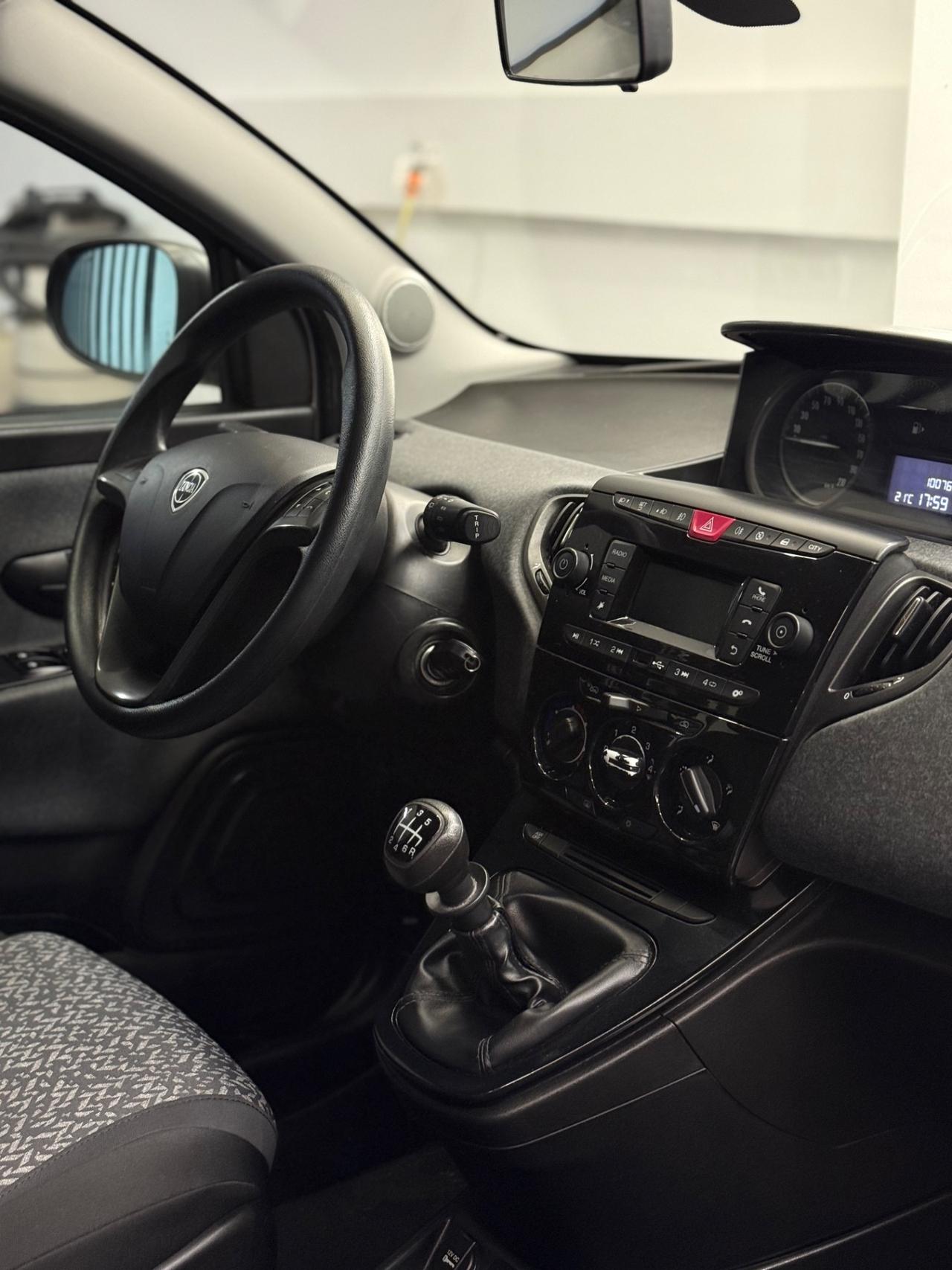 Lancia Ypsilon 1.0 FireFly 5 porte S&S Hybrid Ecochic Silver