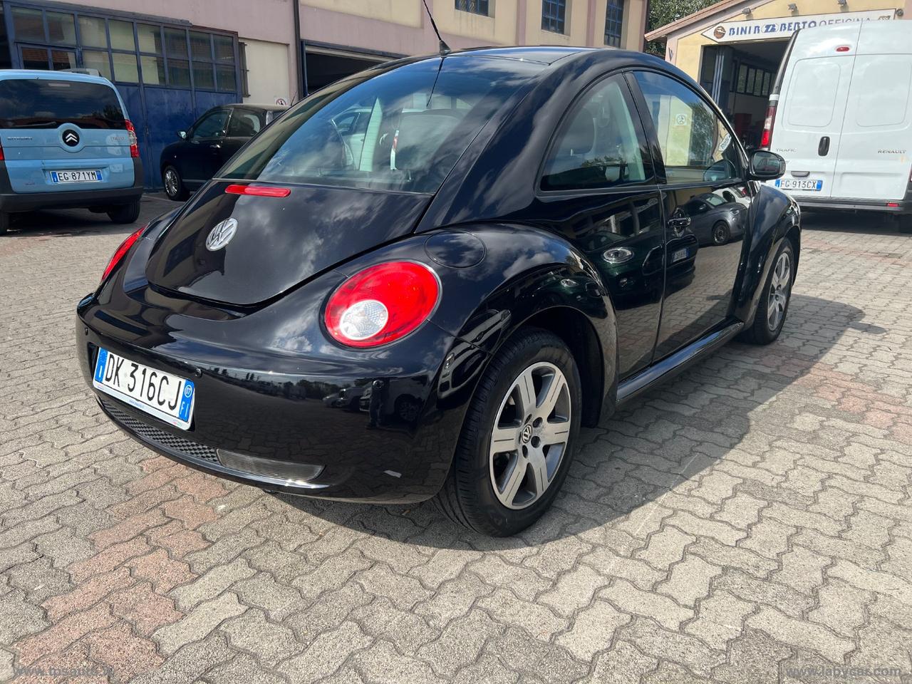 VOLKSWAGEN New Beetle 1.6